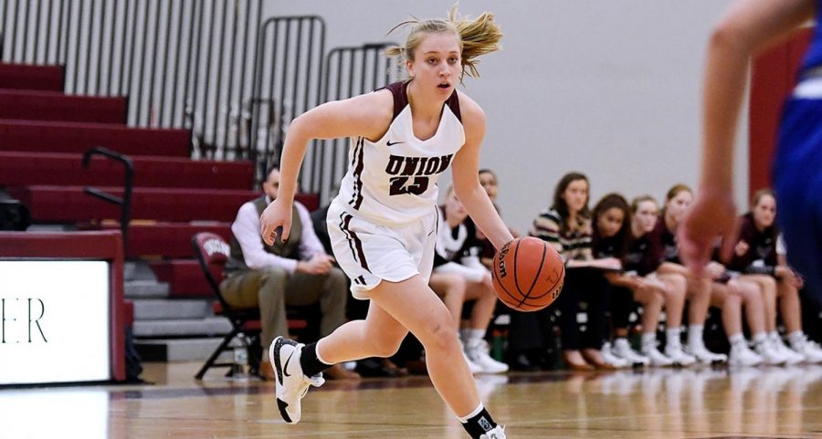 Darby Leid ’22 dribbles the ball down the court for the Dutchwomen. Image Courtesy of Union Athletics. 