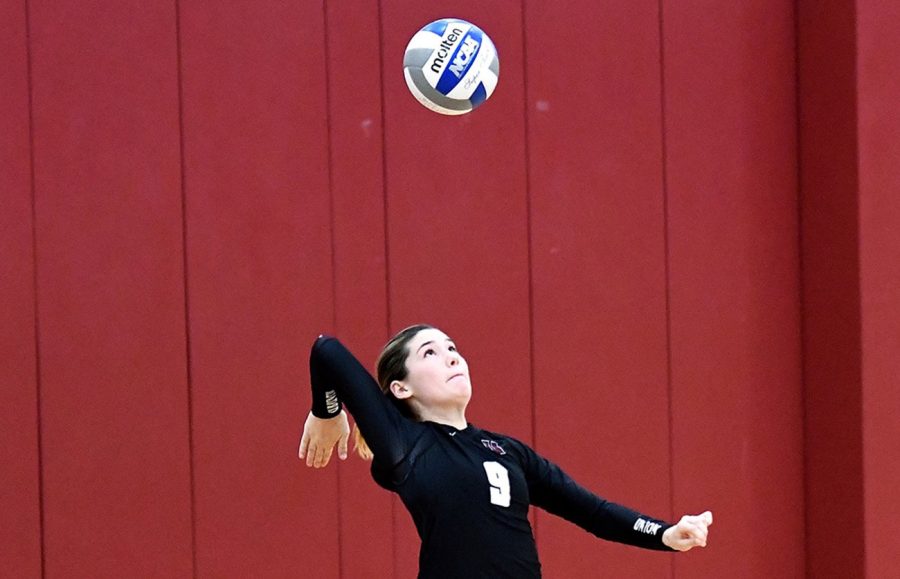 Sage Shimamoto ’21 serving for the Dutchwomen against the U.S. Coast Guard Academy. 