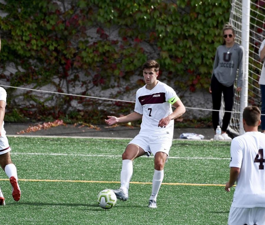 Griffin Cowles ’20 attempting a pass for the Dutchmen. Courtesy of Ross LaDue. 