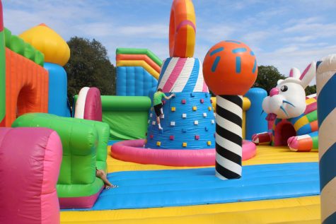 The world’s largest inflatable was erected on Rugby Field. Students gradually arrived at the bounce house to enjoy this moment. 