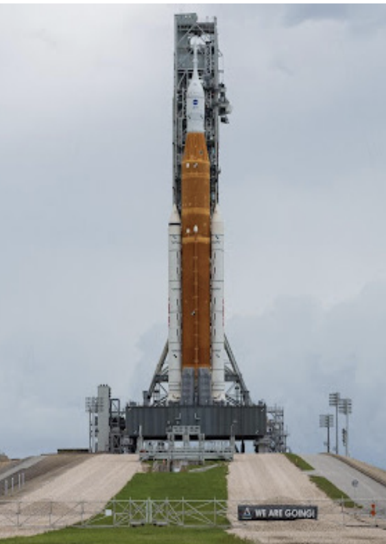 Artemis I rocket sitting on launch pad 39B awaiting its attempted launch on September 3, 2022.