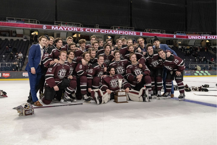 Union Men’s Hockey Team with the Mayor’s Cup Trophy. 