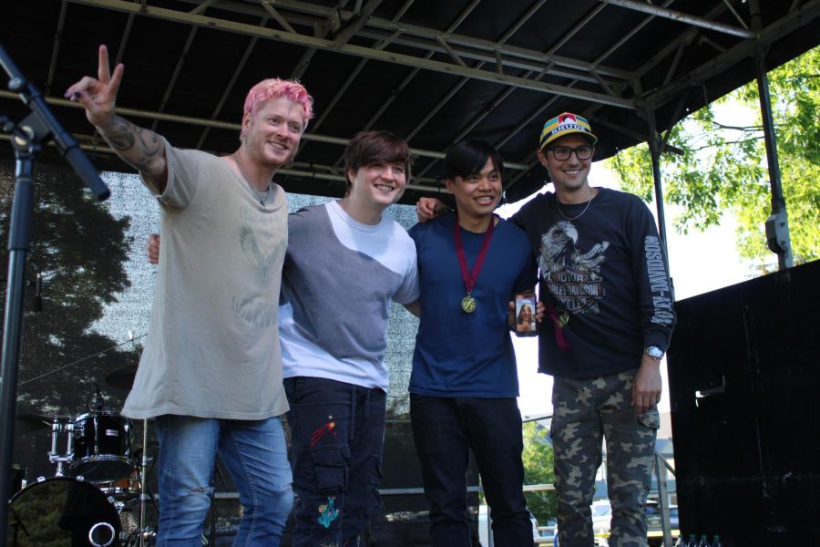 Hot Chelle Rae posing with the winners of the Battle of the Bands competition, Nikki Newcomer ‘24 and Le Minh Vu ‘23. 