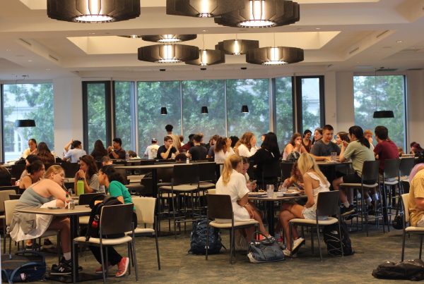 The main dining area of Reamer Dining Hall at common hour. 