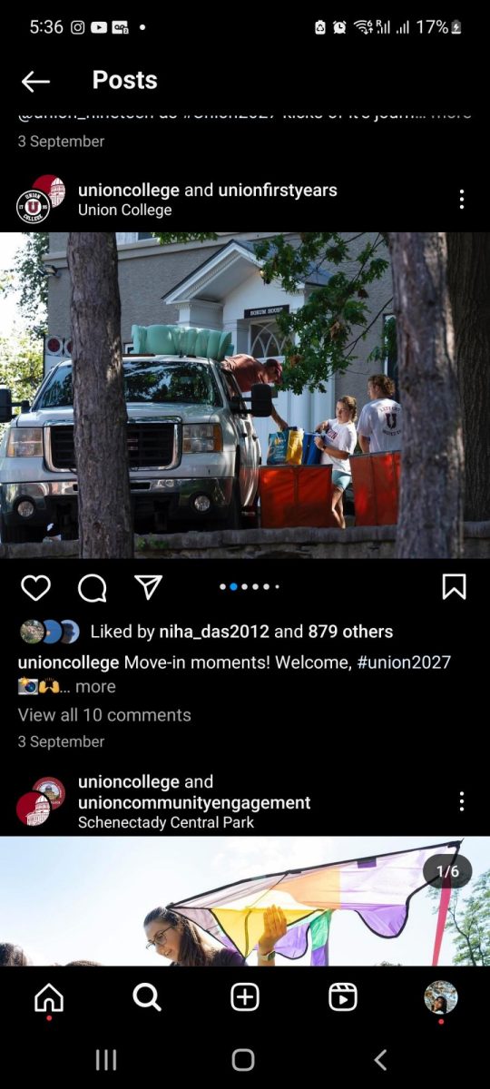 Move-In Day at Union: Students help take luggage off of cars.