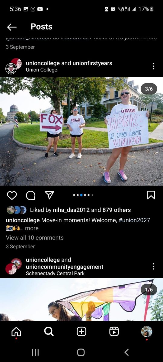 Move-In Day at Union: Students holding signs to direct traffic.
