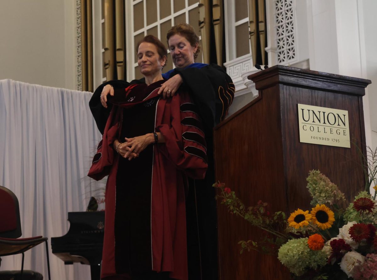 Chair of the Board of Trustees Julie Greifer-Swidler ‘79 adorns President Kiss with a sash during her inauguration.
